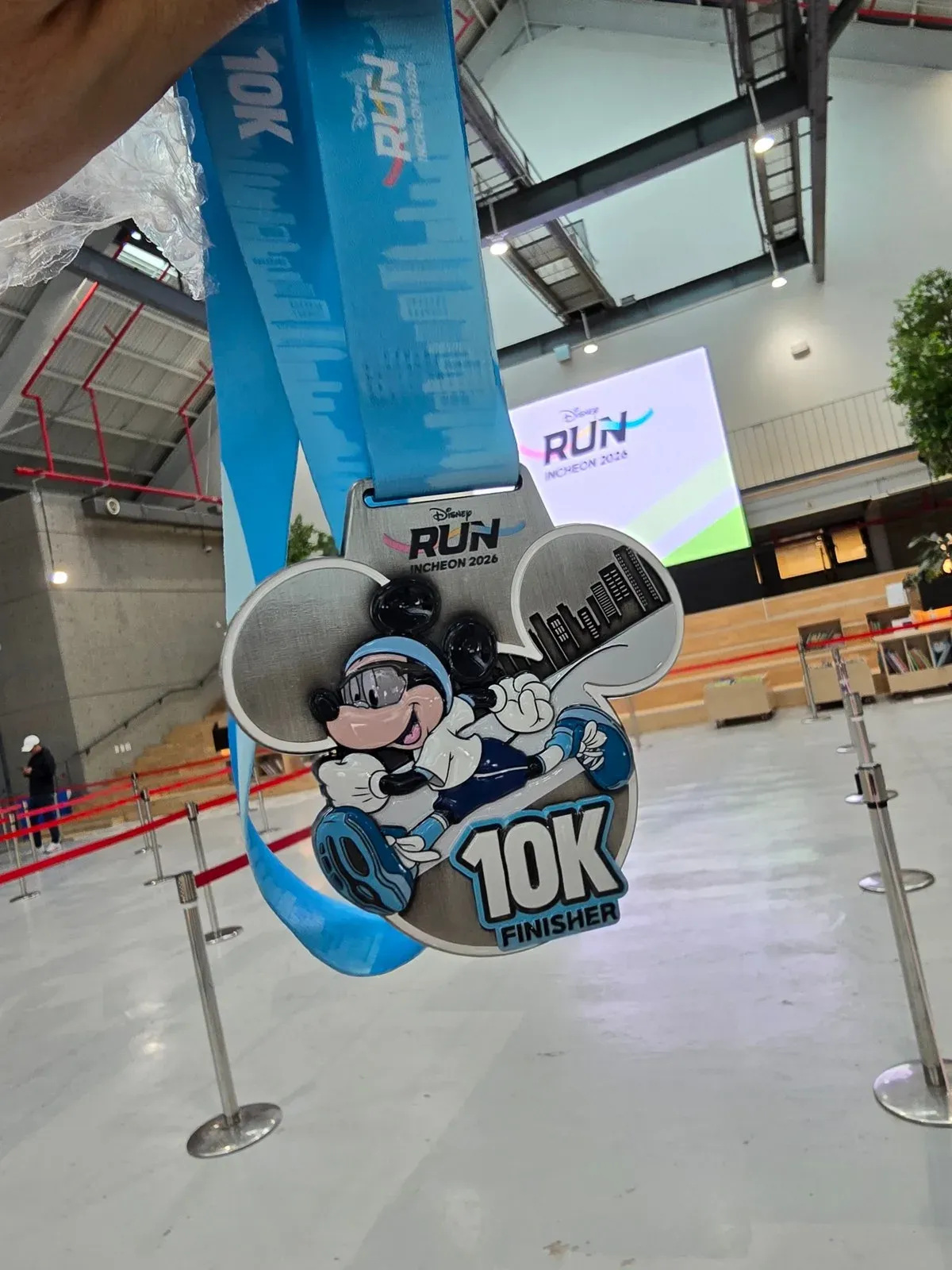 디즈니런 10K 메달과 하늘색 리본
