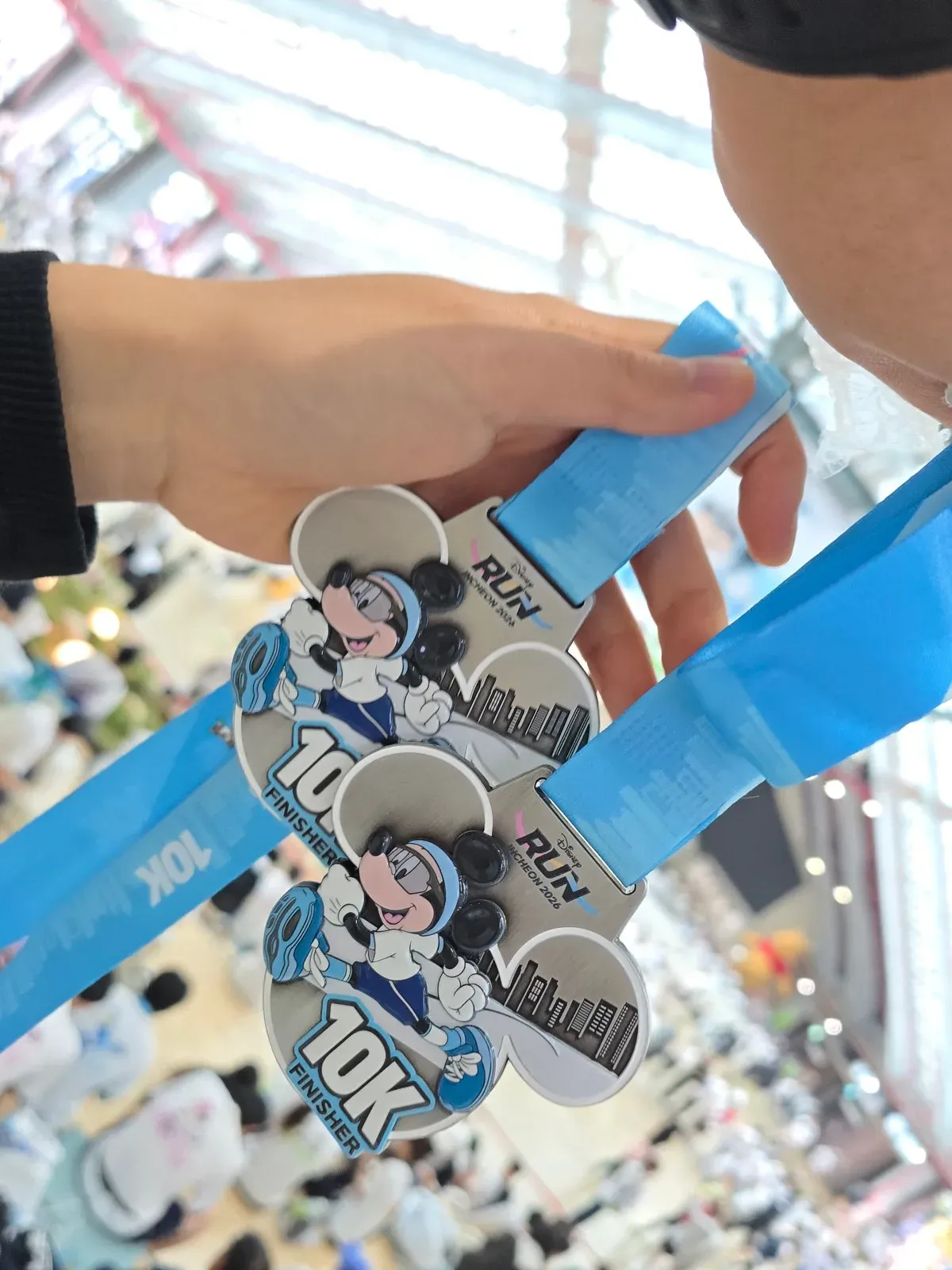 디즈니런 10K 메달 두 개