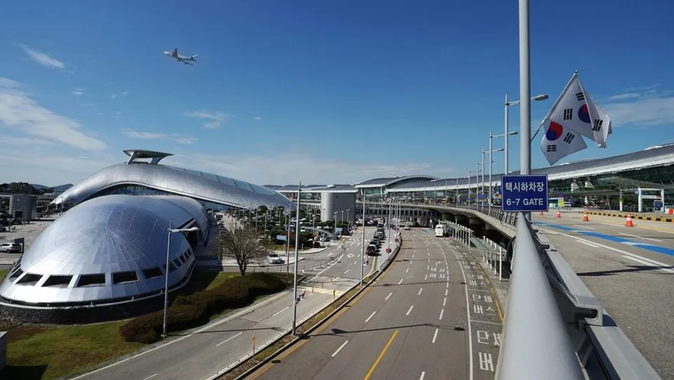 비행기가 지나가는 인천국제공항 도로와 터미널