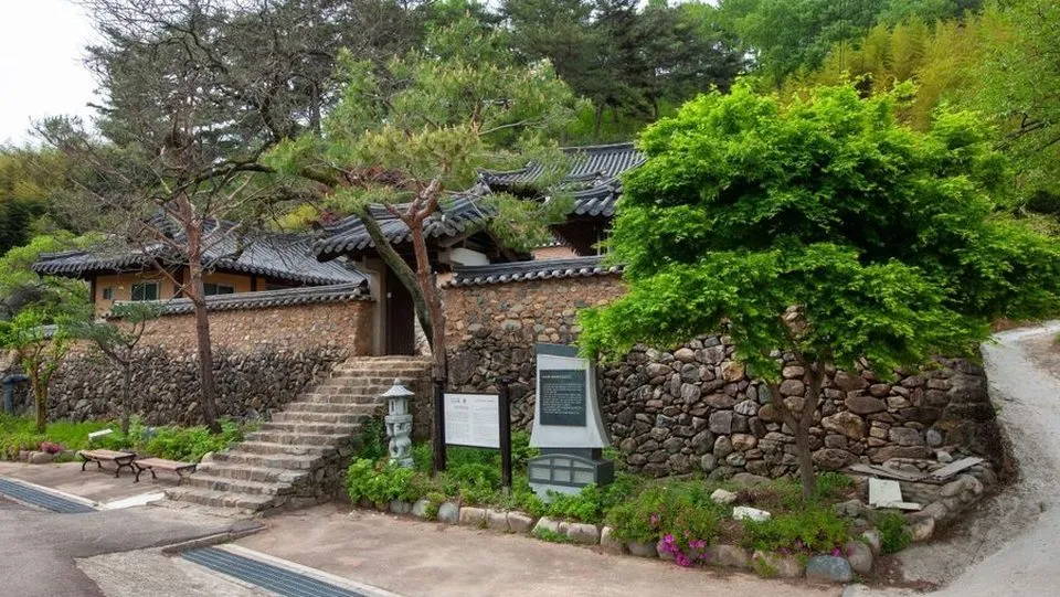 돌담과 기와집이 있는 산청 남사예담촌 골목