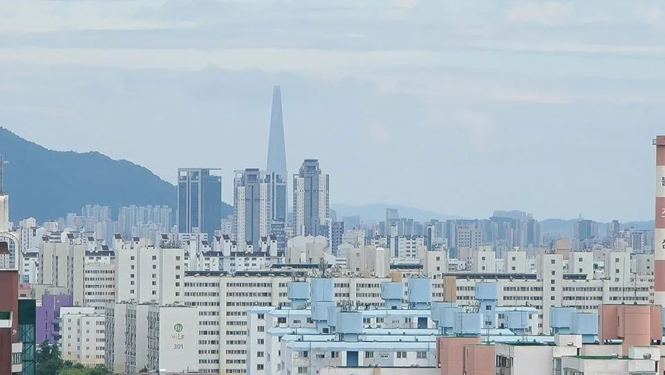 노원구 아파트 단지와 멀리 보이는 롯데월드타워