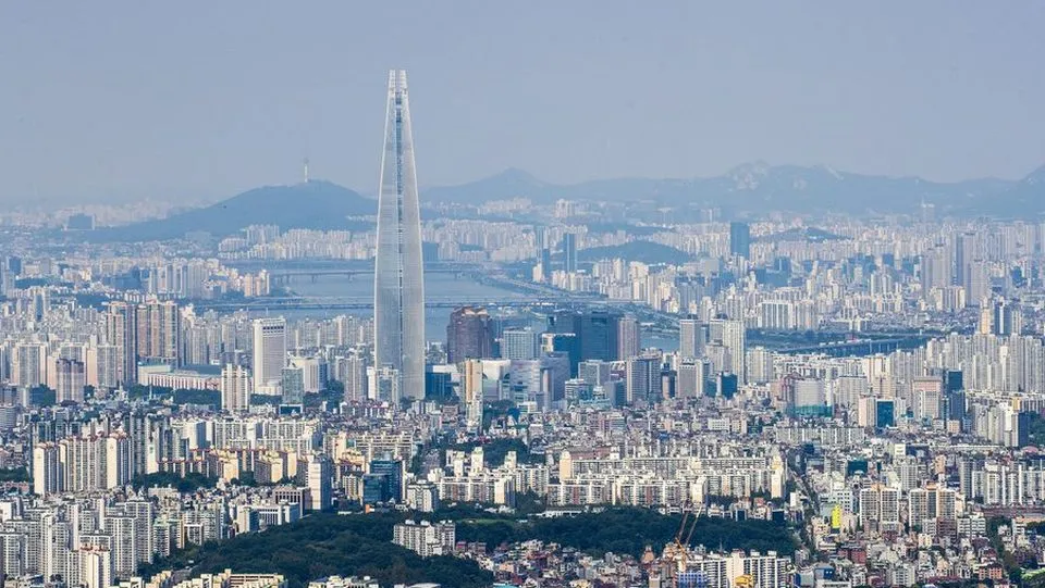 롯데월드타워가 보이는 서울 아파트 단지 전경