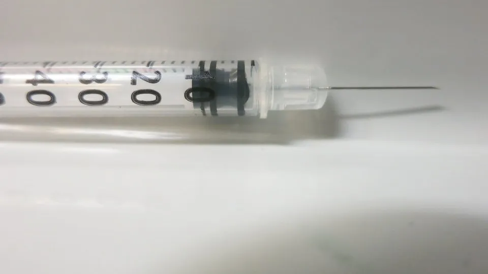 눈금이 보이는 주사기 클로즈업