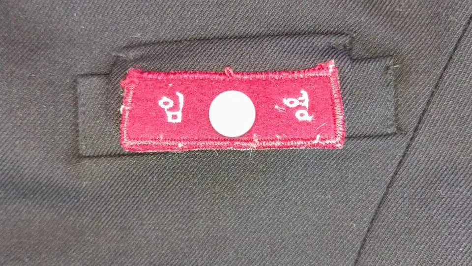 회색 교복 상의에 달린 이름표