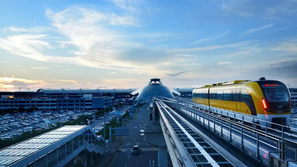 해 질 무렵 인천국제공항 자기부상열차와 터미널