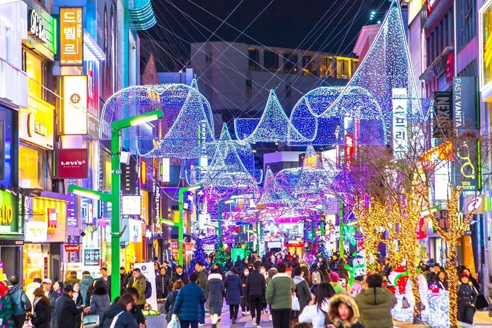 부산 광복로 겨울 조명 거리와 트리 장식