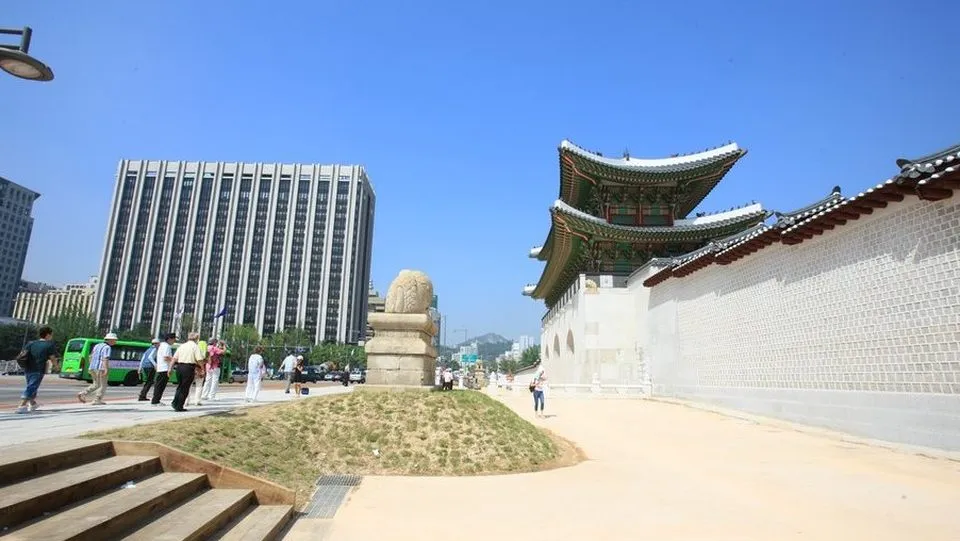 서울 광화문 앞 정부서울청사 건물과 광화문