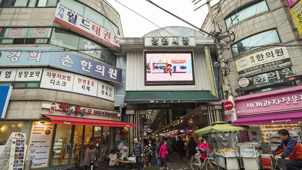 쇼핑객이 오가는 서울 망원시장 입구