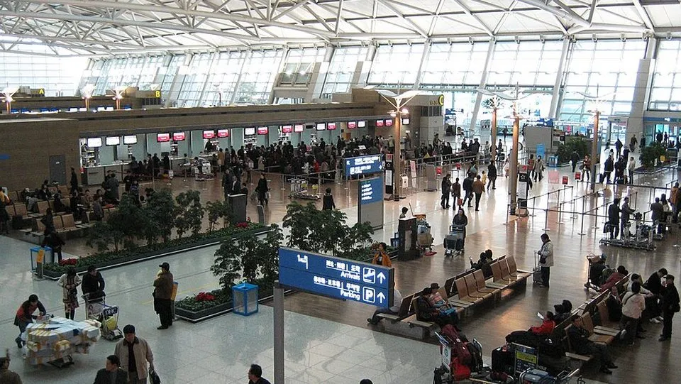 인천국제공항 출국장 체크인 카운터와 여행객