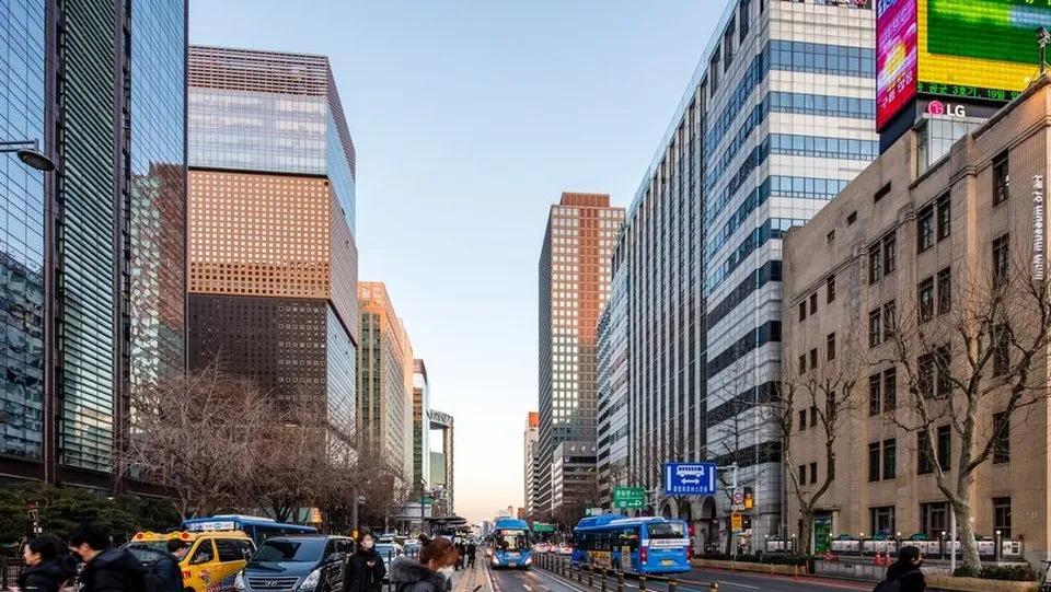 서울 종로 거리의 사무실 빌딩들