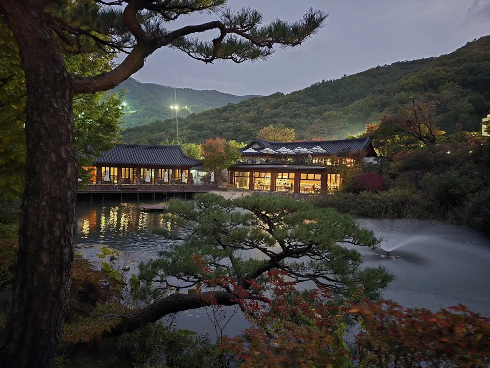 저녁 조명이 켜진 화담숲 한옥과 호수